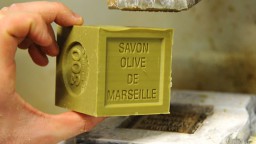 Image de présentation de l'établissement L'Atelier de la Savonnerie de la Licorne — Savonnerie-de-la-licorne-cours-julien-marseille-veritable-savon-de-marseille-10-1024x400.jpg