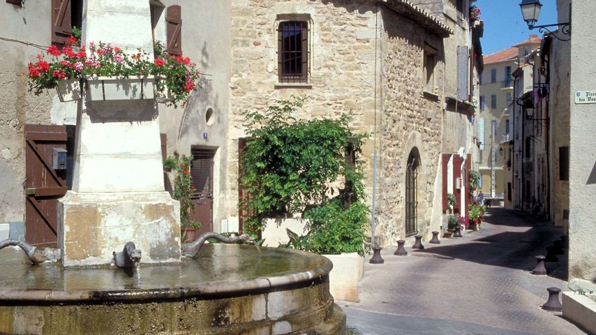 __Image de présentation de l'établissement Visite de ville du Centre Ancien "Istres, a travers son histoire" Office de tourisme d'Istres — 2017-01288 Centre Historique  ISTRES 2.jpg