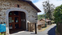 Image de présentation de l'établissement Musée de la Châtaigne — entrée et cheminement ext-musee chataigne