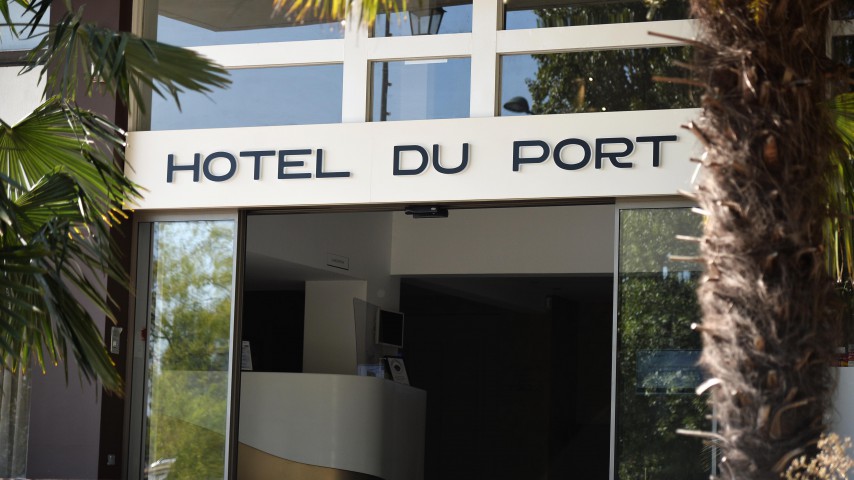 __Image de présentation de l'établissement HOTEL DU PORT — PHOTO ENTREE HOTEL