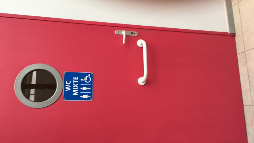 Image de présentation de l'établissement LE PAX — porte WC mixte avec barre