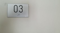 Image de présentation de l'établissement HOTEL DE HARLAY — numéro chambre en braille 