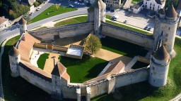 Image de présentation de l'établissement Château de Blandy-les-tours — Vue du ciel du château de blandy.jpg