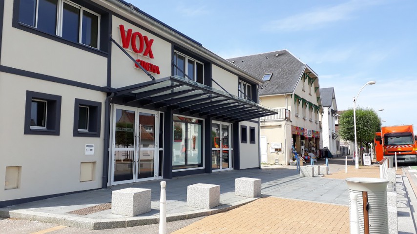 Image de présentation de l'établissement Le cinéma "le VOX" de Fort Mahon Plage — façade du cinéma le Vox