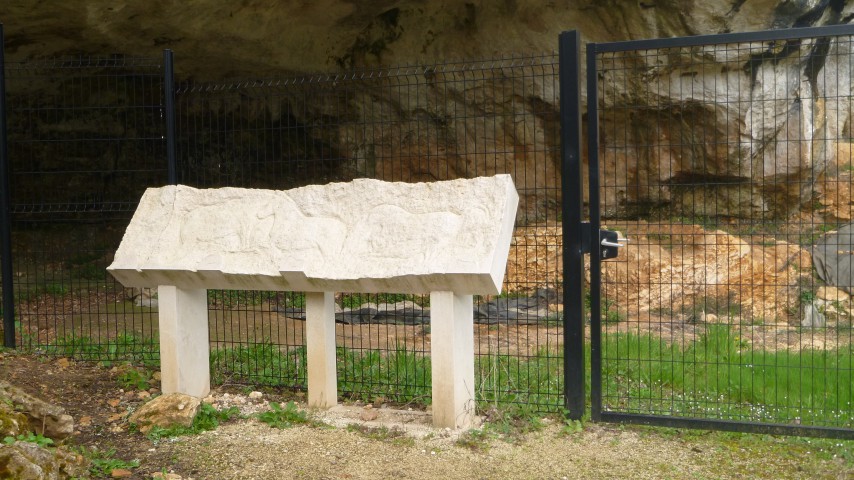 Image de présentation de l'établissement Abri préhistorique de la Chaire-à-Calvin — 2013-05609 (2).JPG